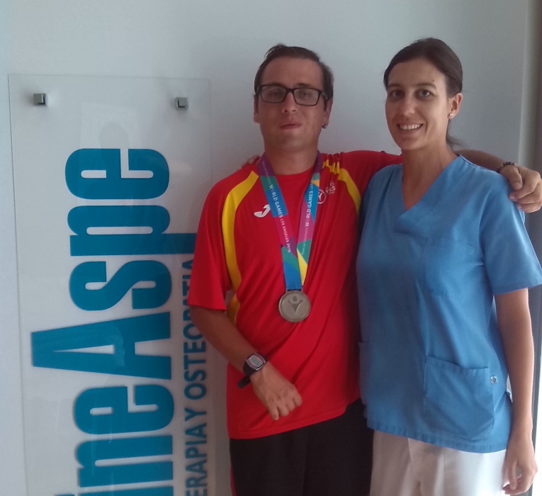 KineAspe recibe con orgullo al medallista olímpico Antonio Parras